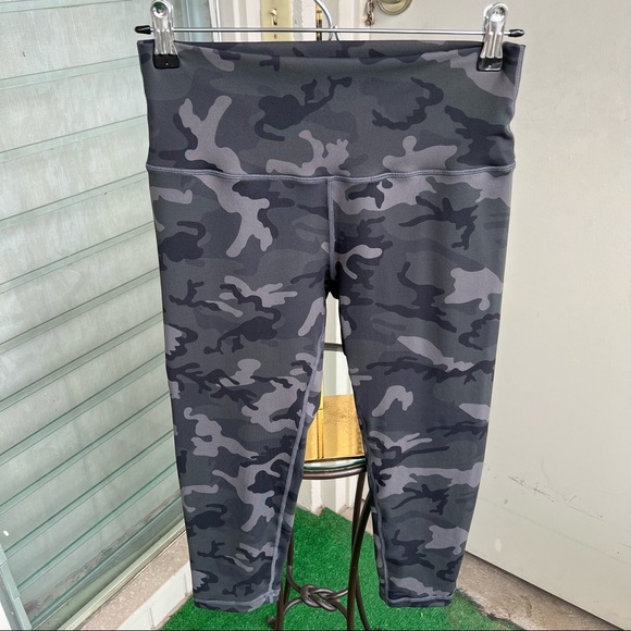 ZYIA Pants - Zyia hi waist crop leggings in camo print size 6-8